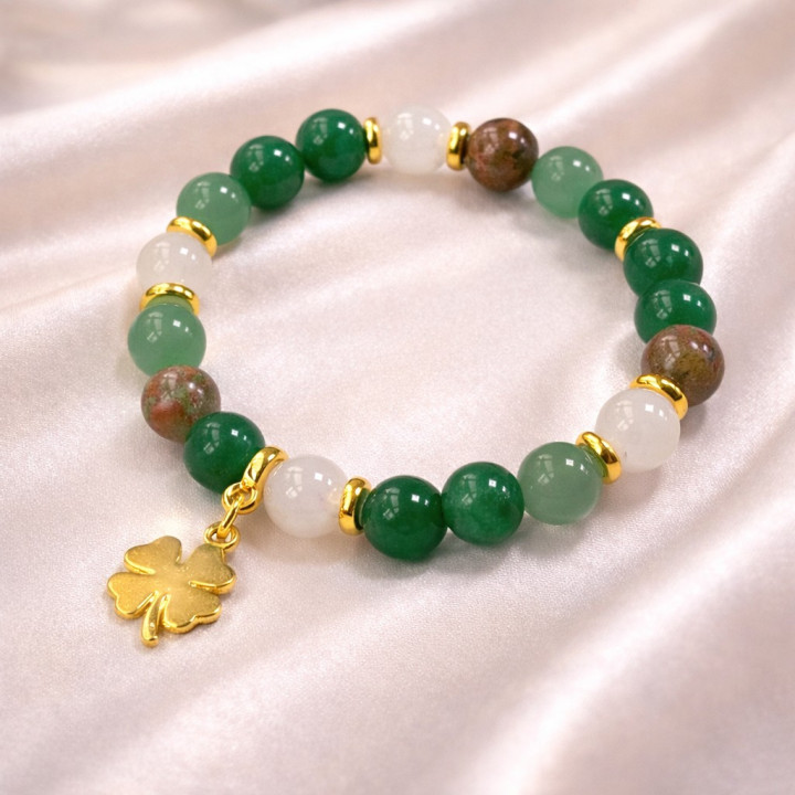 Bracelet de perles de jade vertes et de chrysocolla avec un charm de trèfle à quatre feuilles