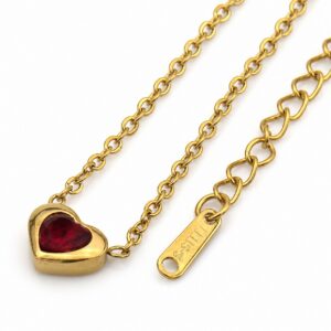 Collier avec un petit cœur rouge
